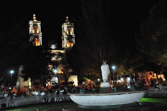A praça e a igreja matriz iluminadas em Valladolid, cidade histórica no centro da península do Yucatán, no México